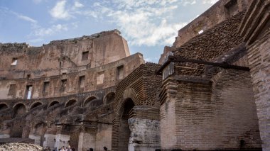 Roma Kolezyumu içeride ve yeraltı odalarında