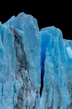 Perito Moreno Buzulu 'ndaki mavi buzda büyük bir çatlağın çarpıcı fotoğrafı.