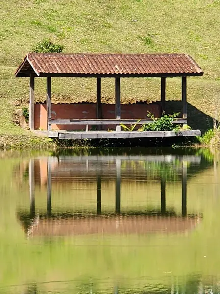 Göldeki büfe su tarafından yansıtılır. 