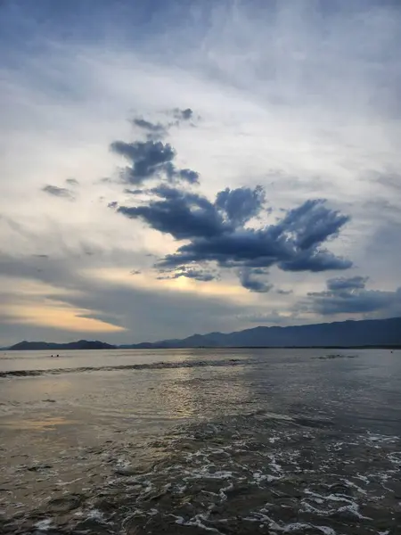 Kumsalda bulutlu bir gün