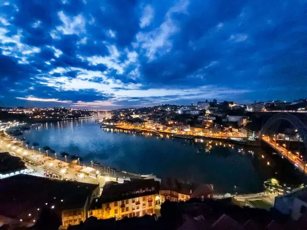 Alacakaranlıkta Portekiz 'deki Porto şehrinin manzarası