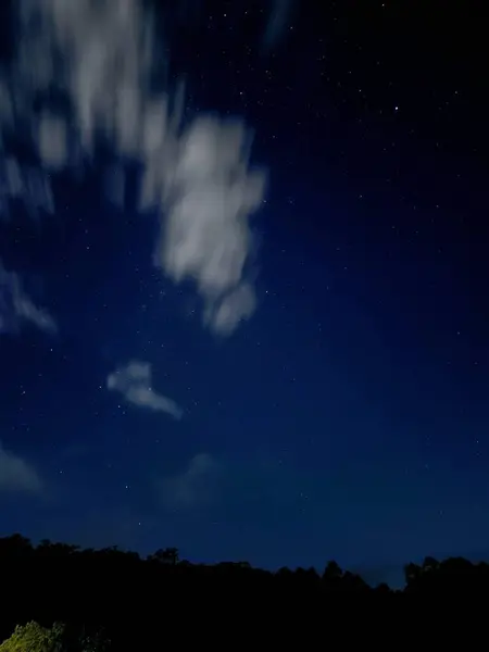 Gece gökyüzü bulutlu ve yıldızlar gece fotoğrafçılığında