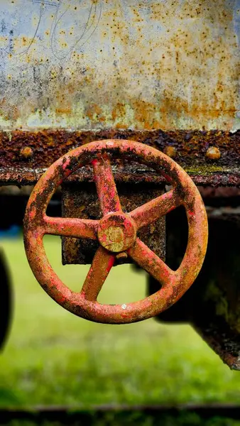 Eski ve paslı bir trenin hidrolik vanası.