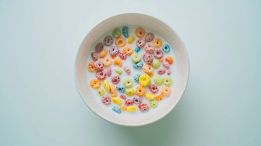 Sütlü renkli mısır gevreği, kahvaltı için mükemmel..