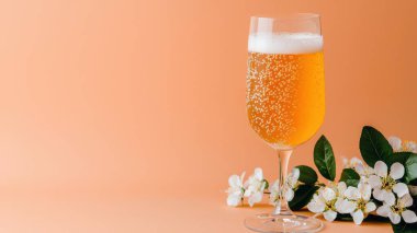 Konforlu Barda Portakal Çiçekleri ve Parlayan Köpüklü Elma Şarabı