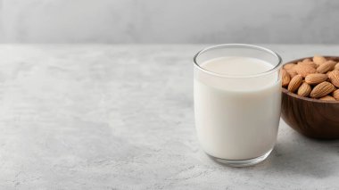 Sütsüz vejetaryen badem sütü ve buzlu cam kaplama mutfak ferahlatıcı içecek.