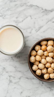 Temiz Cam Taklacı Mutfak Ayarında Sağlıklı Vejetaryen Macadamia Sütü