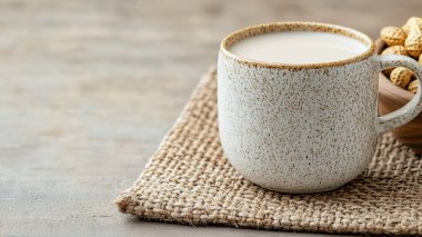 Geleneksel Seramik Kupada Sütsüz Vejetaryen Fıstık Sütü Sağlıklı İçecekler