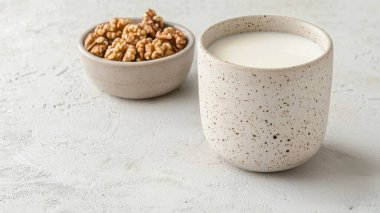 Dondurulmuş Tumbler Rustik Mutfak Sıcaklığı Vibe Vegan İçeceğinde Sağlıklı Sütsüz Ceviz Sütü