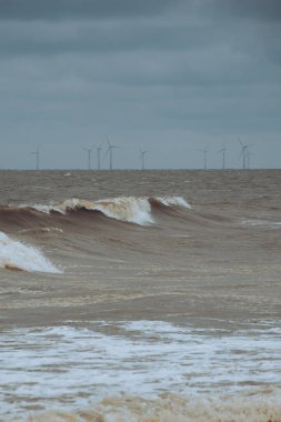 Hughnshire açıklarında bir sahil rüzgârı çiftliği.