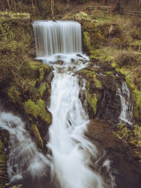 Cheshire köyü Bollington 'daki Waulkmill Şelalesi