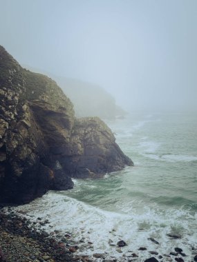 Pembrokeshire sahilindeki Foggy Caerfai Sahili, Galler