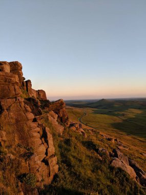 Shutlingsloe 'nun Shining Tor, Peak District' ten günbatımı manzarası. Cheshire, İngiltere 'deki en yüksek zirve.