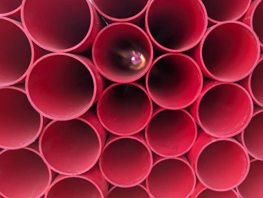 Siperlere konmaya hazır kırmızı plastik boru yığını.