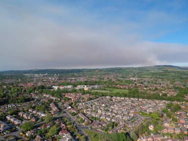 Macclesfield 'ın tepesindeki kırlık arazide çıkan bir yangından çıkan duman bulutu.