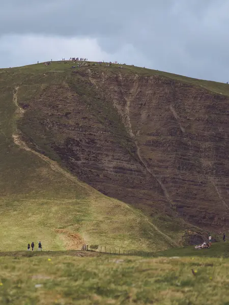 İngiltere 'nin Peak District bölgesindeki Mam Tor' da yoğun bir gün.