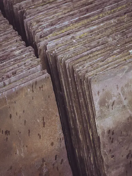 Yenilenmiş çatı kaplamaları yeniden kullanılmayı bekliyor