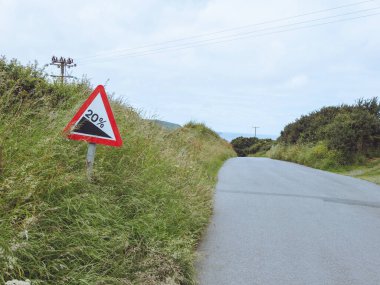 Bir köy yolunun kenarında% 20 gradyan uyarı işareti
