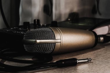 Siyah masadaki mikrofonu kapat