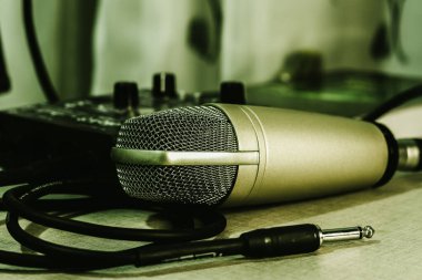 Stüdyodaki mikrofon.
