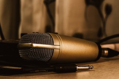 mikrofon masanın üstünde.