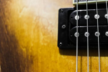 Beyaz arkaplanı olan elektro gitar