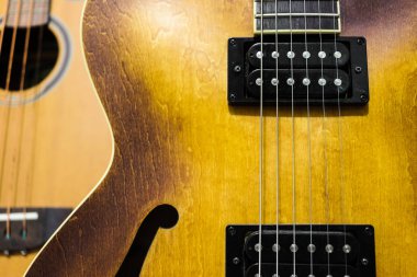 Ahşap arka planda elektrik gitar