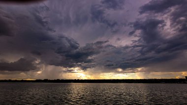 Braslia 'daki Parano gölünde gün batımı.