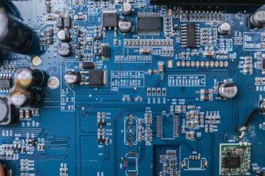 Devre kartının rezistanslar, kapasitörler, entegre devre, diyotlar, elektronik izler ve zener diyot ile kapatılması.