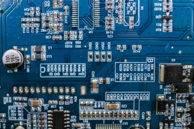 Devre kartının rezistanslar, kapasitörler, entegre devre, diyotlar, elektronik izler ve zener diyot ile kapatılması.