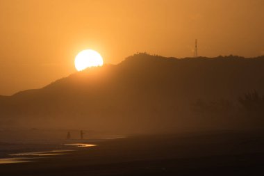 Saquarema, Rio de Janeiro, Brezilya sahilinde gün batımı.