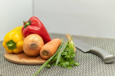 Taze sebzeler masada.