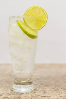 Limonlu bir bardak limon.