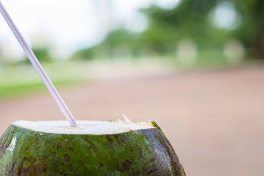 Kadehte samanla hindistan cevizi içeceği