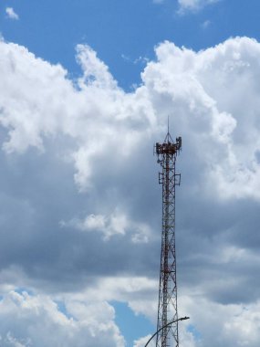 Cep telefonları ve bilgisayar ağları gibi yüksek frekanslı cihazlar için iletişim antenleri sitesi