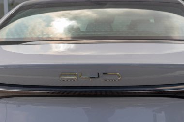 Modern bir BYD elektrikli aracına yakın çekim