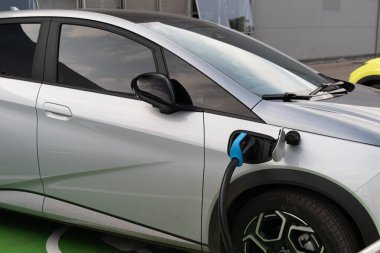 Elektrikli araba şarj istasyonu