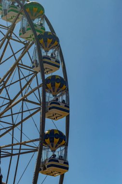 Parktaki dönme dolap.