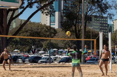 İnsanlar parkta voleybol oynuyorlar.