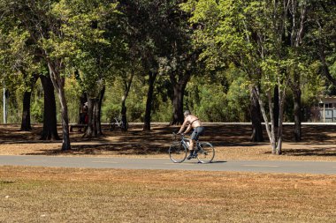 genç adam binicilik bisiklet park