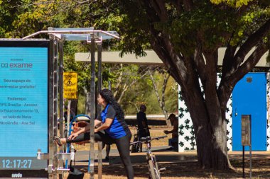 Halk parkındaki insanlar