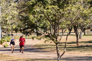 Brezilya 'daki şehir parkında çalışıyor.