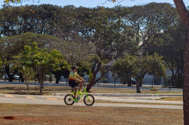Brezilya 'da bir parkta bisiklet sürmek