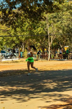 Parktaki insanlar spor faaliyetleri yapıyor.