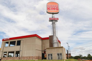 Modern bir binanın çatısında hamburger ve hamburger tabelası var.