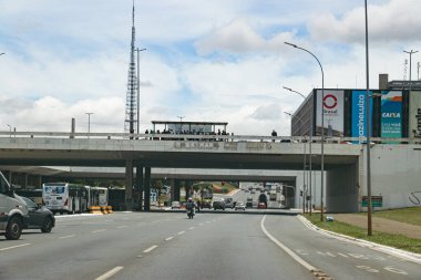 Braslia 'daki otobüs durağında.