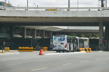 Şehirdeki otobüs durağındaki otobüs durağı..