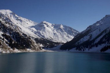 Kış dağı gölü dağ öfkesiyle çevrili. Yüksek kalite fotoğraf.