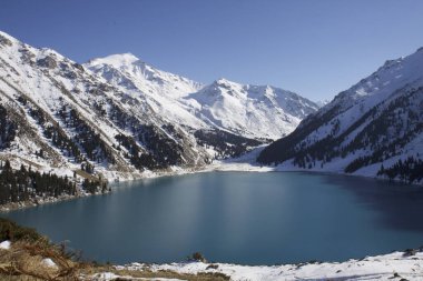 Kış dağı gölü dağ öfkesiyle çevrili. Yüksek kalite fotoğraf.