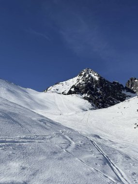 Karla kaplı bir yamaç, kışın ortasında High Tatras 'ta alındı.